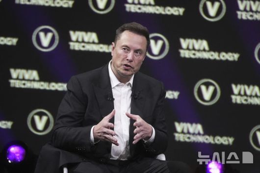 [파리=AP/뉴시스]일론 머스크 테슬라 최고경영자(CEO)가 2023년 6월16일 프랑스 파리에서 한 기술 포럼에 참석해 연설하고 있다. 2025.07.28.