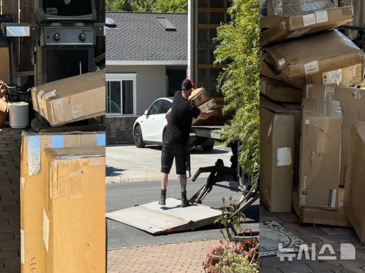 [뉴시스] 아마존 측이 피해 여성 자택에 도착해 잘못 배송된 택배를 수거하고 있다. (사진=7abc)