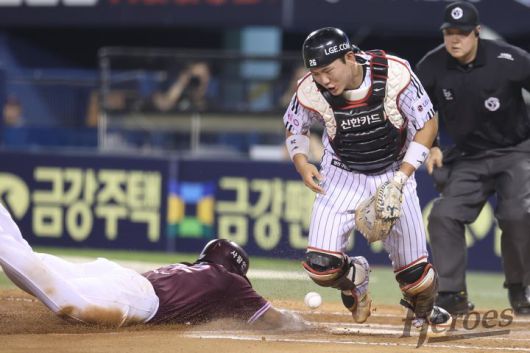 [서울=뉴시스] 프로야구 키움 히어로즈 어준서가 9일 서울 잠실구장에서 열린 2025 신한 쏠뱅크 KBO리그 LG 트윈스와의 경기에서 홈으로 쇄도하고 있다. (사진=키움 히어로즈 제공) 2025.07.09. *재판매 및 DB 금지