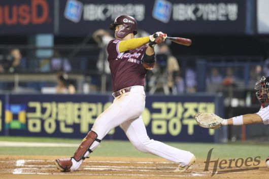 [서울=뉴시스] 프로야구 키움 히어로즈 김건희가 9일 서울 잠실구장에서 열린 2025 신한 쏠뱅크 KBO리그 LG 트윈스와의 경기에서 안타를 치고 있다. (사진=키움 히어로즈 제공) 2025.07.09. *재판매 및 DB 금지