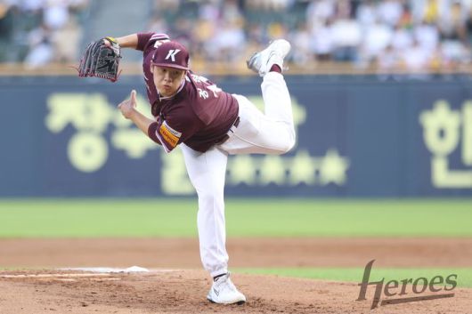 [서울=뉴시스] 프로야구 키움 히어로즈 정현우가 9일 서울 잠실구장에서 열린 2025 신한 쏠뱅크 KBO리그 LG 트윈스와의 경기에 선발 등판해 공을 던지고 있다. (사진=키움 히어로즈 제공) 2025.07.09. *재판매 및 DB 금지