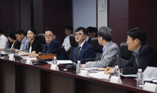 [서울=뉴시스] 임기근 기획재정부 차관이 10일 오전 서울 종로구 한국무역보험공사에서 2025년 제7차 재정사업평가위원회를 주재하고 있다. (사진=기획재정부 제공) 2025.07.10. photo@newsis.com *재판매 및 DB 금지