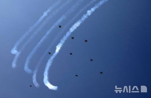 [서울=뉴시스] 김선웅 기자 = 공군 특수비행팀 블랙이글스가 10일 서울 용산구 상공에서 방위산업의 날 계기 시민참여행사 에어쇼 연습비행을 하고 있다. 2025.07.10. mangusta@newsis.com