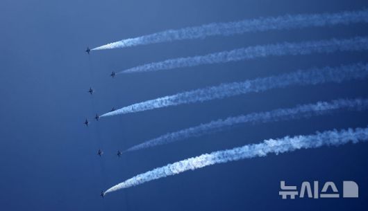 [서울=뉴시스] 김선웅 기자 = 공군 특수비행팀 블랙이글스가 10일 서울 용산구 상공에서 방위산업의 날 계기 시민참여행사 에어쇼 연습비행을 하고 있다. 2025.07.10. mangusta@newsis.com