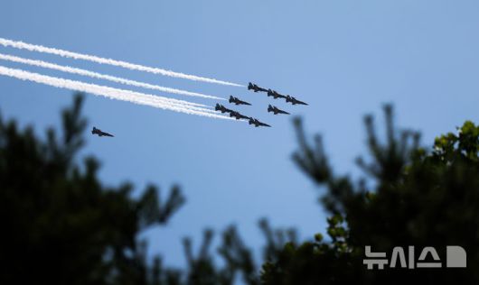 [서울=뉴시스] 김선웅 기자 = 공군 특수비행팀 블랙이글스가 10일 서울 용산구 상공에서 방위산업의 날 계기 시민참여행사 에어쇼 연습비행을 하고 있다. 2025.07.10. mangusta@newsis.com