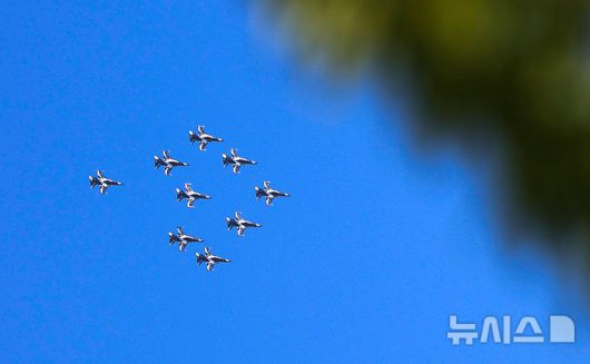 [서울=뉴시스] 김선웅 기자 = 공군 특수비행팀 블랙이글스가 10일 서울 용산구 상공에서 방위산업의 날 계기 시민참여행사 에어쇼 연습비행을 하고 있다. 2025.07.10. mangusta@newsis.com