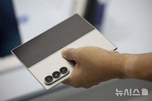 [서울=뉴시스] 김근수 기자 = 삼성전자 신형 폴더블 스마트폰 갤럭시 Z 폴드7 및 플립7 공개 첫 날인 10일 서울 서초구 삼성 강남점에서  한 소비자가 갤럭시Z 폴드7을 살펴보고 있다. 2025.07.10. ks@newsis.com