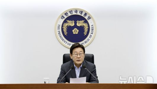 [서울=뉴시스] 최동준 기자 = 이재명 대통령이 10일 서울 용산 대통령실 청사에서 열린 제3차 수석보좌관 회의에서 발언하고 있다. 2025.07.10. photocdj@newsis.com