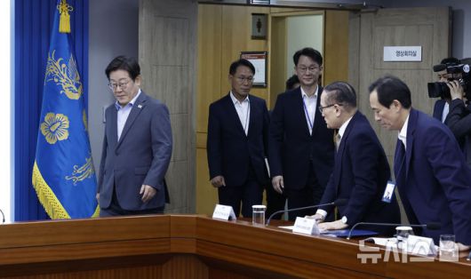 [서울=뉴시스] 최동준 기자 = 이재명 대통령이 10일 서울 용산 대통령실 청사에서 열린 제3차 수석보좌관 회의에 입장하고 있다. 2025.07.10. photocdj@newsis.com