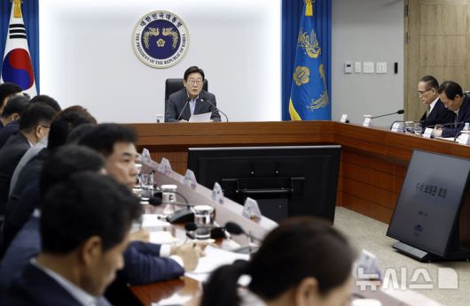 [서울=뉴시스] 최동준 기자 = 이재명 대통령이 10일 서울 용산 대통령실 청사에서 열린 제3차 수석보좌관 회의에서 발언하고 있다. 2025.07.10. photocdj@newsis.com
