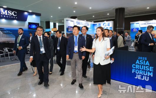 [서귀포=뉴시스] 우장호 기자 = 오영훈 제주지사가 10일 오후 제주 서귀포시 제주국제컨벤션센터(ICC)에서 열린 '제12회 제주국제크루즈 포럼' 선사관을 둘러보고 있다. 해양수산부와 제주도가 주최하고 제주관광공사가 주관하는 이번 포럼에서는 크루즈 관광의 지속가능한 발전방향과 아시아 크루즈 시장 확대 전략, 제주의 글로벌 허브 도약을 위한 협력 방안을 집중 논의한다. 2025.07.10. woo1223@newsis.com