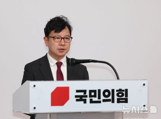 [서울=뉴시스] 김명년 기자 = 호준석 국민의힘 혁신위원이 지난 10일 오후 서울 여의도 국민의힘 중앙당사에서 혁신위 1차 회의 결과 브리핑을 하고 있다. 2025.07.10. kmn@newsis.com