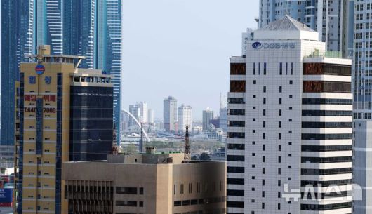 [부산=뉴시스] 하경민 기자 = 해양수산부는 10일 부산 이전 청사 위치를 부산 동구 소재 IM빌딩(본관·사진 오른쪽)과 협성타워(별관·왼쪽)로 결정했다고 밝혔다.  앞서 이재명 대통령은 청사 이전 부지가 없으면 임대라도 해서 연내 해수부를 이전할 방안을 검토하라고 지시했다. 2025.07.10. yulnetphoto@newsis.com