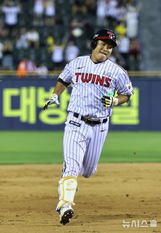[서울=뉴시스] 최진석 기자 = 10일 서울 송파구 잠실야구장에서 열린 2025 KBO리그 키움 히어로즈와 LG 트윈스의 경기. 7회말 1사 1루 상황 LG 박관우가 2점 홈런을 치고 홈으로 향하고 있다. 2025.07.10. myjs@newsis.com