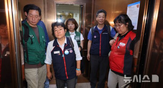 [세종=뉴시스] 강종민 기자 = 지난 10일 밤 세종시 정부세종청사에서 이미선 민주노총 부위원장 등 민주노총 추천 근로자위원들이 공익위원이 제시한 심의촉진구간에 반발, 집단 퇴장하고 있다. 2024.07.10. ppkjm@newsis.com