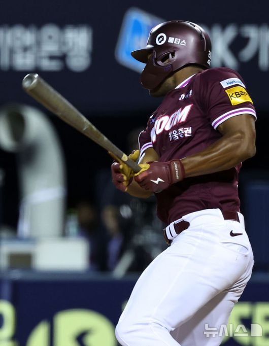 [서울=뉴시스] 최진석 기자 = 10일 서울 송파구 잠실야구장에서 열린 2025 KBO리그 키움 히어로즈와 LG 트윈스의 경기. 9회초 2사 1,2루 상황 스톤이 1타점 안타를 치고 있다. 2025.07.10. myjs@newsis.com