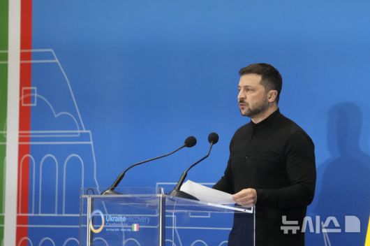 [로마=AP/뉴시스] 12일(현지 시간) 타스통신은 복수의 소식통을 인용해 "젤렌스키 대통령이 회담에 초대받을 가능성은 낮다"고 보도했다. 또 다른 소식통은 "미국은 이번 회담에서 긍정적 성과가 나오는 걸 방해하지 않을 것"이라며 젤렌스키 대통령의 참석을 배제하는 전략을 취할 것임을 시사했다. 사진은 볼로디미르 젤렌스키 우크라이나 대통령. 2025.08.12.