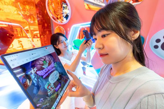 [서울=뉴시스] KT가 홍대 애드샵 플러스, 강남역 KT 애비뉴, 수원 KT 위즈파크점, KT플라자 동성로점 등 네 곳에서 ‘갤럭시 Z 폴더블7 인공지능(AI) 체험존’을 운영한다. (사진=KT 제공) *재판매 및 DB 금지