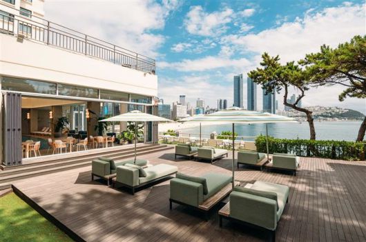 [서울=뉴시스] 웨스틴 조선 부산 야외 수영장 가든 전경. (사진=조선호텔앤리조트)  *재판매 및 DB 금지