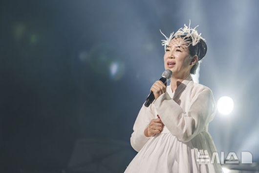 [서울=뉴시스]10일 국립극장에서 열린 '2025 여우락 페스티벌' 무대에서 서도소리 명창 유지숙이 열창하고 있다. (사진=국립극장 제공)