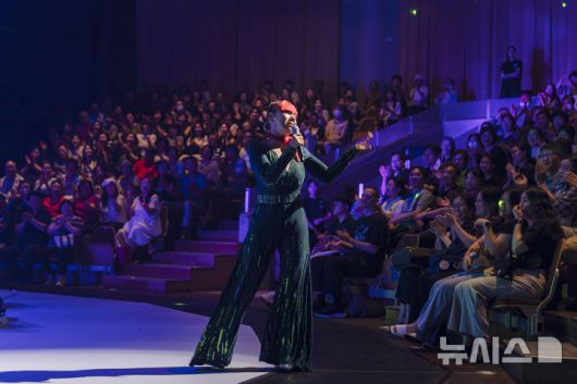 [서울=뉴시스]10일 국립극장에서 열린 '2025 여우락 페스티벌' 무대에서 가수 인순이가 열창하고 있다. (사진=국립극장 제공)