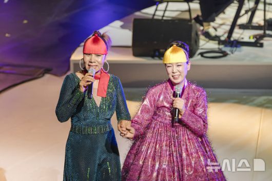 [서울=뉴시스]10일 국립극장에서 열린 '2025 여우락 페스티벌' 무대에서 가수 인순이와 서도소리 명창 유지숙이 발언하고 있다. (사진=국립극장 제공)