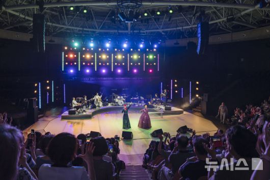 [서울=뉴시스]10일 국립극장에서 열린 '2025 여우락 페스티벌' 무대에서 가수 인순이와 서도소리 명창 유지숙이 열창하고 있다. (사진=국립극장 제공)