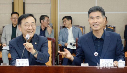 [전주=뉴시스] 김얼 기자 = 국토부장관 후보자로 지명된 김윤덕(왼쪽) 국회의원이 11일 전북 전주시 전북특별자치도청 회의실에서 열린 '전북 국회의원-도-시군 예산정책협의회'에 참석해 인사말을 하고 있다. 2025.07.11. pmkeul@newsis.com