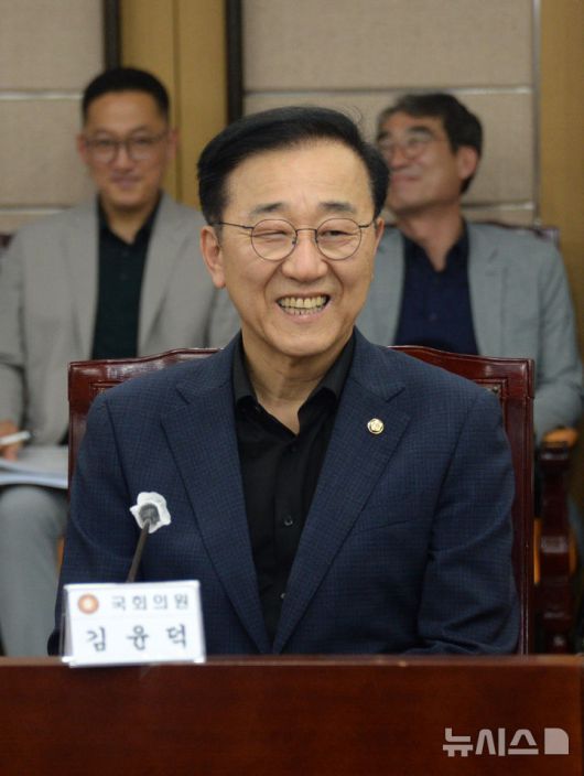 [전주=뉴시스] 김얼 기자 = 국토부장관 후보자로 지명된 김윤덕 국회의원이 11일 전북 전주시 전북특별자치도청 회의실에서 열린 '전북 국회의원-도-시군 예산정책협의회'에 참석해 인사말을 하고 있다. 2025.07.11. pmkeul@newsis.com