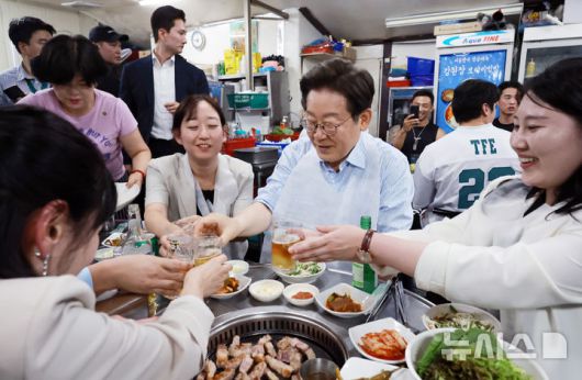 [서울=뉴시스] 최동준 기자 = 이재명 대통령이 11일 서울 종로구 한 식당에서 시민들과 '삼겹살 외식'을 하며 건배를 하고 있다.이 대통령은 SNS에 식사 계획을 알리며 "이처럼 어려운 시기에 21일부터 시행되는 민생회복 소비쿠폰 정책이 내수 진작과 지역 경제 활성화에 활력을 불어넣길 기대한다"고 밝혔다. (대통령실통신사진기자단) 2025.07.11. photocdj@newsis.com