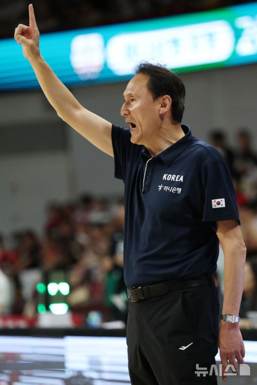 [안양=뉴시스] 조성우 기자 = 11일 오후 안양 동안구 정관장 아레나에서 열린 2025 남자농구 국가대표 평가전 대한민국과 일본의 경기, 안준호 한국대표팀 감독이 작전 지시를 하고 있다. 2025.07.11. xconfind@newsis.com