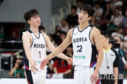 [안양=뉴시스] 조성우 기자 = 11일 오후 안양 동안구 정관장 아레나에서 열린 2025 남자농구 국가대표 평가전 대한민국과 일본의 경기, 한국 이현중(1번)과 여준석이 전반전이 끝난 뒤 하이파이브 하고 있다. 2025.07.11. xconfind@newsis.com