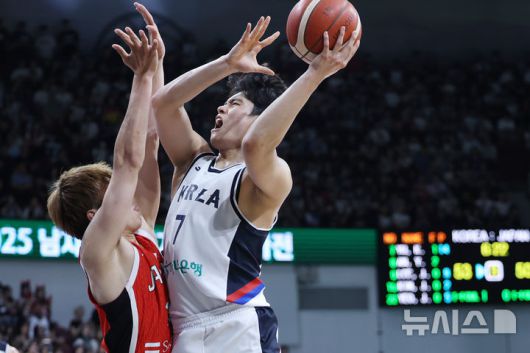 [안양=뉴시스] 조성우 기자 = 11일 오후 안양 동안구 정관장 아레나에서 열린 2025 남자농구 국가대표 평가전 대한민국과 일본의 경기, 한국 유기상이 골밑슛을 시도하고 있다. 2025.07.11. xconfind@newsis.com