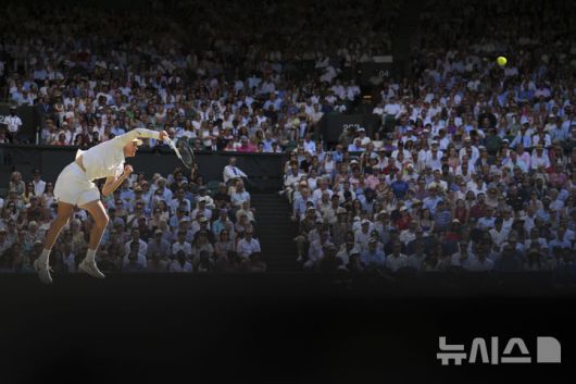 [런던=AP/뉴시스] 얀니크 신네르(1위·이탈리아)가 11일(현지 시간) 영국 런던 올잉글랜드 클럽에서 열린 2025 윔블던 테니스 대회 남자 단식 준결승에서 노바크 조코비치(6위·세르비아)와 경기하고 있다. 윔블던 첫 우승에 도전하는 신네르가 3-0(6-3 6-3 6-4)으로 완승하고 결승에 올라 3연패를 노리는 카를로스 알카라스(2위·스페인)와 격돌한다. 2025.07.12.