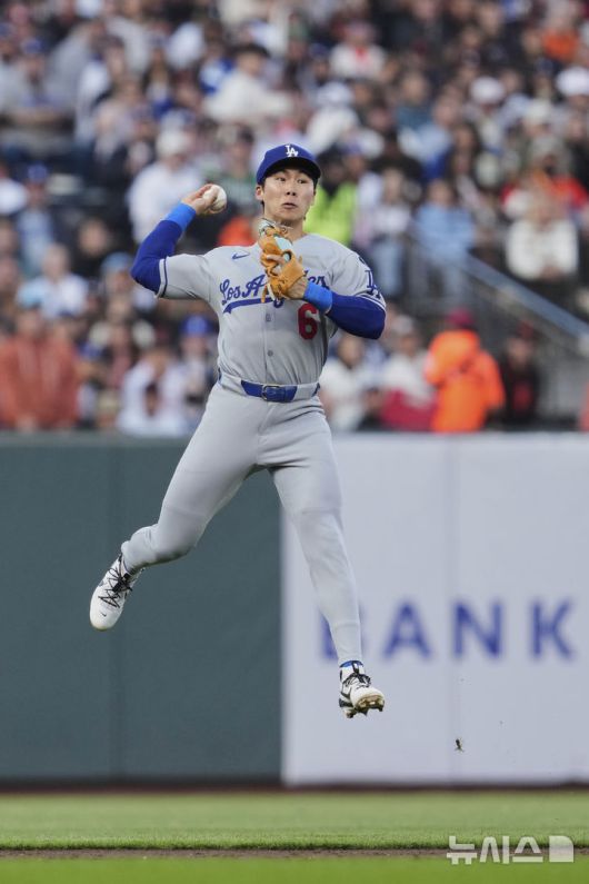 [샌프란시스코=AP/뉴시스] LA 다저스 2루수 김혜성이 11일(현지 시간) 미 캘리포니아주 샌프란시스코 오라클 파크에서 열린 2025 메이저리그 샌프란시스코 자이언츠와의 경기 2회 말 수비하고 있다. 김혜성은 3회 초 선두 타자로 나와 우전 안타와 도루를 기록했고 이어 오타니 쇼헤이의 2점 홈런(시즌 32호)으로 홈을 밟았다. 2025.07.12.