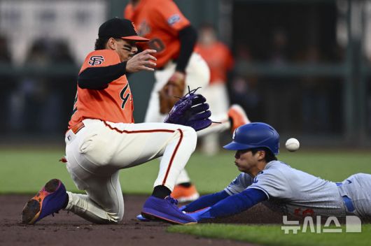 [샌프란시스코=AP/뉴시스] LA 다저스 2루수 김혜성이 11일(현지 시간) 미 캘리포니아주 샌프란시스코 오라클 파크에서 열린 2025 메이저리그 샌프란시스코 자이언츠와의 경기 3회 초 우전 안타 후 2루로 도루하고 있다. 김혜성은 오타니 쇼헤이의 2점 홈런(시즌 32호)으로 홈을 밟았다. 2025.07.12.