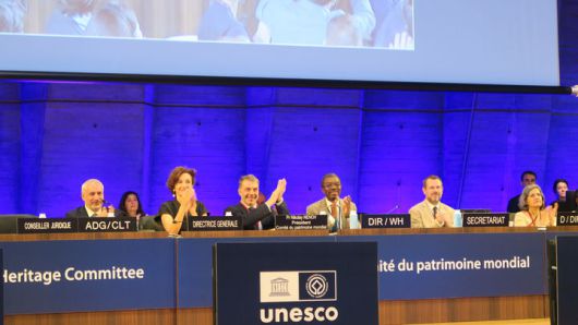 [서울=뉴시스] 프랑스 파리에서 개최되고 있는 제47차 세계유산위원회에서 '반구천의 암각화'가 세계문화유산에 등재된 것을 축하하는 니콜라이 네노브 세계유산위원회 의장(왼쪽에서 세번째) (사진=국가유산청 제공) 2025.07.12. photo@newsis.com *재판매 및 DB 금지