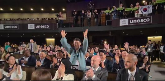 [서울=뉴시스] 프랑스 파리에서 개최되고 있는 제47차 세계유산위원회에서 반구천 암각화가 세계문화유산에 등재된 것에 환호하는 최응천 국가유산청장(왼쪽에서 세번째) (사진=국가유산청 제공) 2025.07.12. photo@newsis.com *재판매 및 DB 금지