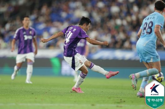 [서울=뉴시스] 프로축구 K리그1 울산 HD의 이진현. (사진=한국프로축구연맹 제공) *재판매 및 DB 금지