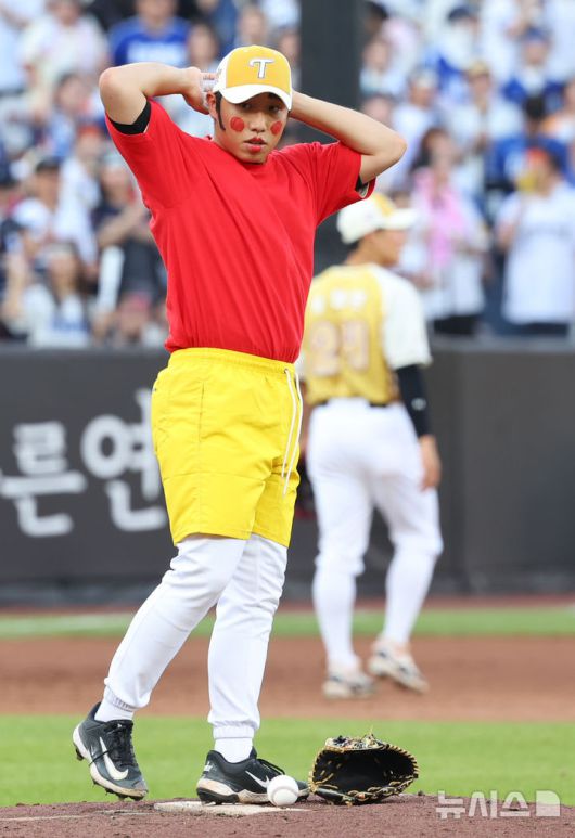 [대전=뉴시스] 최진석 기자 = 12일 대전 중구 대전한화생명볼파크에서 열린 2025 KBO리그 올스타전 드림 올스타와 나눔 올스타의 경기. 2회초 나눔 박명근(LG)이 코스프레를 하고 있다. 2025.07.12. myjs@newsis.com