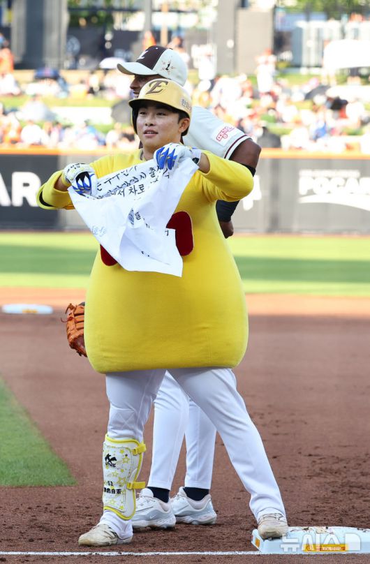 [대전=뉴시스] 최진석 기자 = 12일 대전 중구 대전한화생명볼파크에서 열린 2025 KBO리그 올스타전 드림 올스타와 나눔 올스타의 경기. 1회말 무사 주자없는 상황 나눔 문현빈(한화)이 안타를 치고 1루에 나가 퍼포먼스를 하고 있다. 2025.07.12. myjs@newsis.com