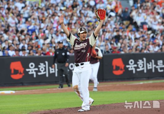 [대전=뉴시스] 최진석 기자 = 12일 대전 중구 대전한화생명볼파크에서 열린 2025 KBO리그 올스타전 드림 올스타와 나눔 올스타의 경기. 2회말 2사 1,2루 상황 드림 최정(SSG)이 나눔 이주형(키움)을 잡아낸 뒤 기뻐하고 있다. 2025.07.12. myjs@newsis.com