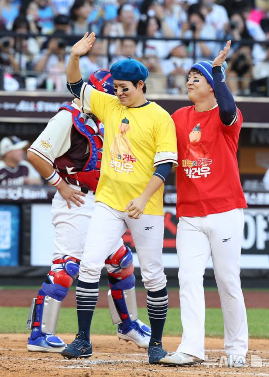 [대전=뉴시스] 최진석 기자 = 12일 대전 중구 대전한화생명볼파크에서 열린 2025 KBO리그 올스타전 드림 올스타와 나눔 올스타의 경기. 2회말 1사 1루 나눔 박건우가 타석으로 향하며 박민우와 함께 패트와 매트 퍼포먼스를 선보이고 있다. 2025.07.12. myjs@newsis.com