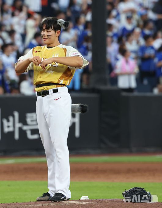 [대전=뉴시스] 최진석 기자 = 12일 대전 중구 대전한화생명볼파크에서 열린 2025 KBO리그 올스타전 드림 올스타와 나눔 올스타의 경기. 5회초 나눔 김영우(LG)가 퍼포먼스를 하고 있다. 2025.07.12. myjs@newsis.com