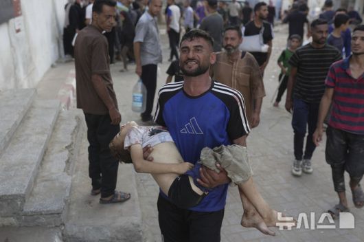 [시파=AP/뉴시스] 12일(현지 시간) 가자지구 시파 병원에서 팔레스타인인이 이스라엘군의 공습으로 사망한 자녀의 시신을 옮기고 있다. 2025.07.14.