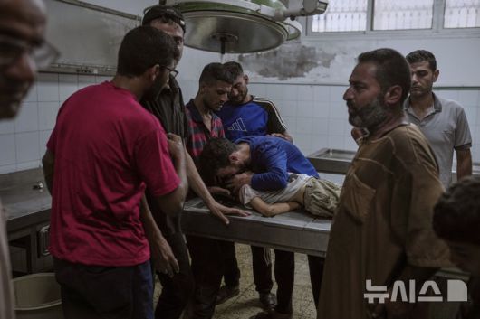 [시파=AP/뉴시스] 12일(현지 시간) 가자지구 시파 병원 영안실에서 팔레스타인인들이 이스라엘군의 공습으로 사망한 어린이를 애도하고 있다. 2025.07.14.