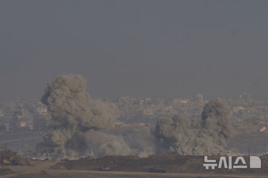 [이스라엘=AP/뉴시스] 13일(현지 시간) 이스라엘 남부에서 바라본 가자지구 북부에 폭발로 인한 연기가 피어오르고 있다. 2025.07.14.