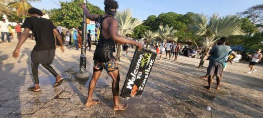 [사진=박현주 기자] 잔지바르에서 아이들부터 청년들까지 놀이처럼 바다에 뛰어들며 즐기고 있다. 2025.07.13. hyun@newsis.com *재판매 및 DB 금지