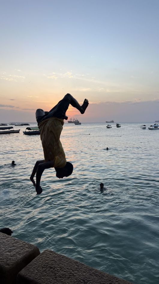 잔지바르 바다에 뛰어드는 아이들. 사진=아트놈 제공. *재판매 및 DB 금지