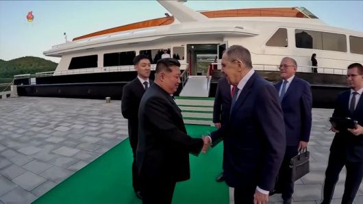 [서울=뉴시스] 김정은 북한 국무위원장이 지난 12일 북한 원산에서 세르게이 라브로프 러시아 외무장관을 접견했다고 13일 조선중앙TV가 보도했다. (사진=조선중앙TV 캡쳐) 2025.07.13. photo@newsis.com *재판매 및 DB 금지